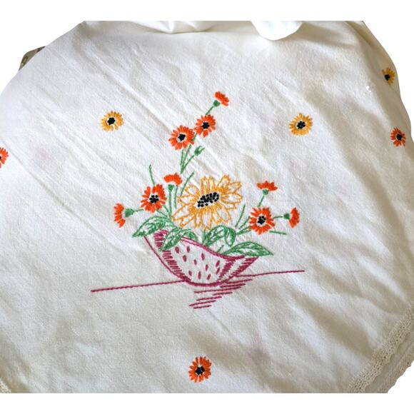 Vintage Hand Embroidered Crocheted Border 47" X 40" Tablecloth - Picture 4 of 10